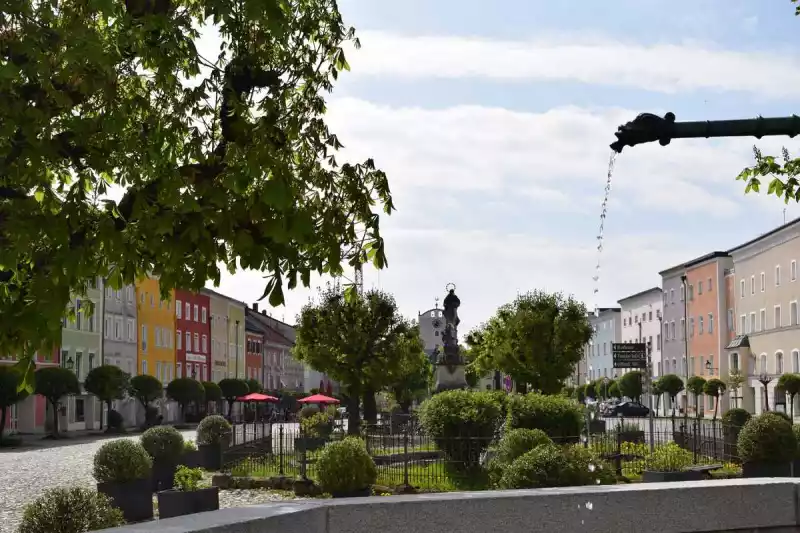 Storchenbrunnen Stadtplatz Tittmoning Denkmalensemble Entdeckungen beim Stadtspaziergang