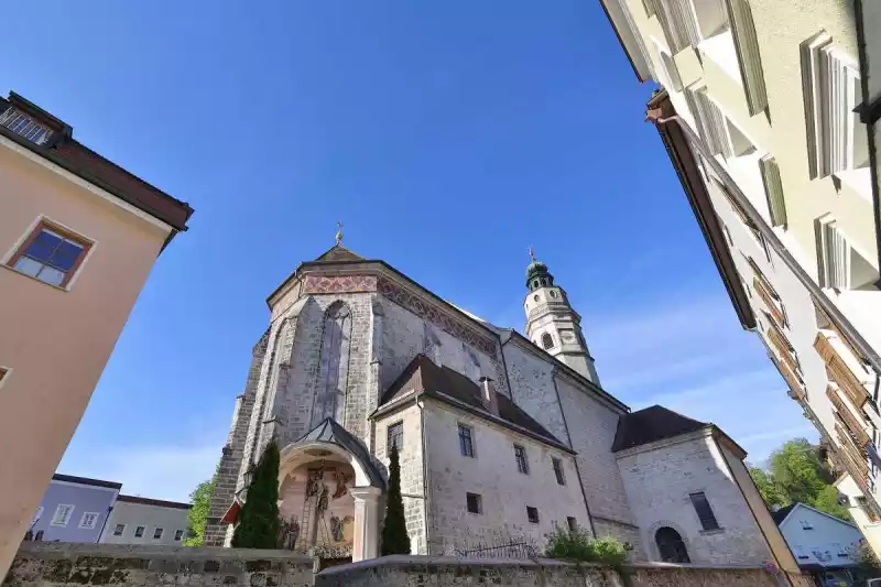 Stiftskirche St. Laurentius, Tittmoning Pfarrei St. Laurentius Tittmoning