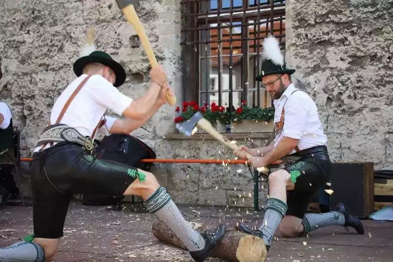 Holzhacken beim Trachtenmarkt Tittmoning Burg