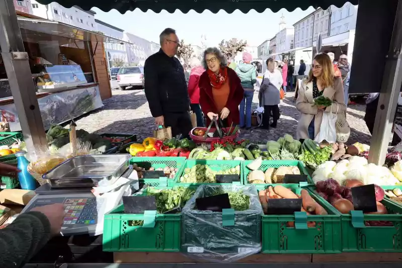 Bauern- und Wochenmarkt Tittmoning Regionale Produkte am Stadtplatz