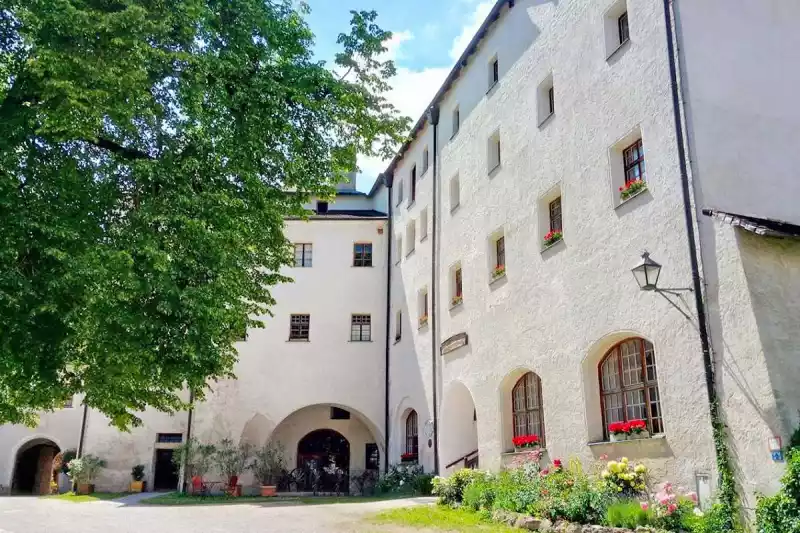 Geschichtsträchtige Räume Burghof mit Museum Rupertiwinkel