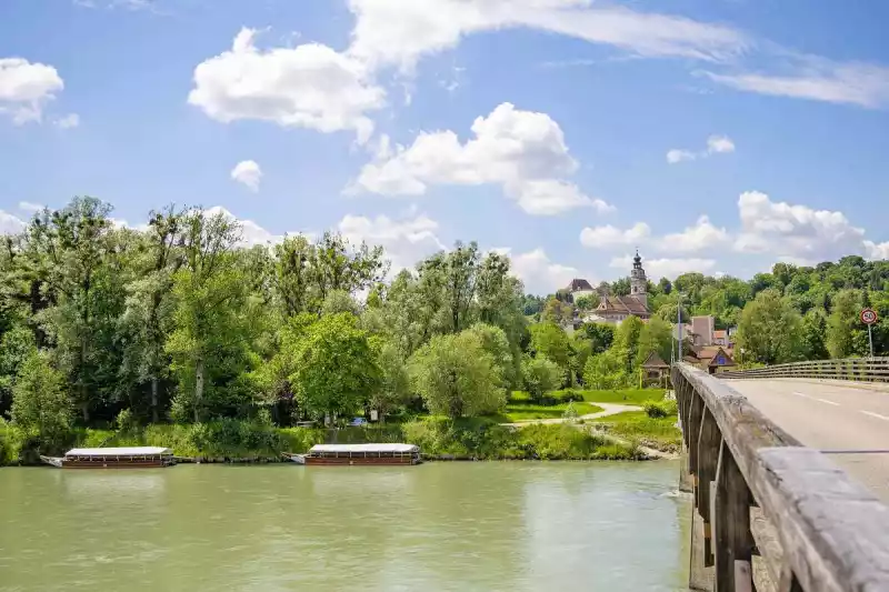 Kleinstadt am Salzachufer Geschichte, Kulturleben und Naherholung